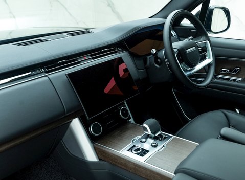 Land Rover Range Rover D300 SE 15