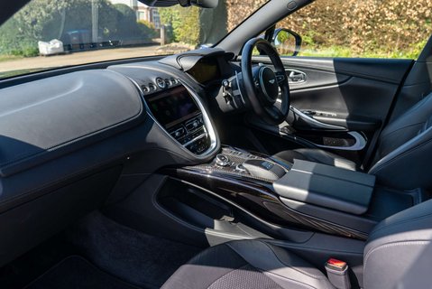 Aston Martin DBX 707 9