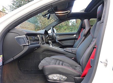Porsche Panamera GTS 8
