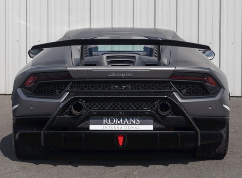 Lamborghini Huracan LP640-4 Performante 5