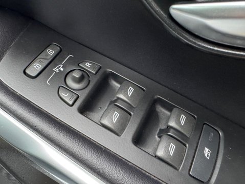 Volvo V40 1.5 T2 R-Design Edition Auto Euro 6 (s/s) 5dr 29