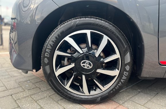 Toyota Aygo 1.0 VVT-I X-TREND TSS 5 DOOR 12