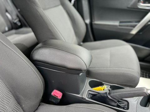 Toyota Auris ICON VVT-I 32