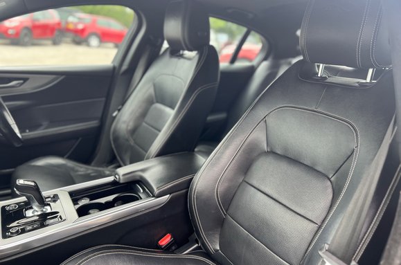 Jaguar XE R-DYNAMIC SE AUTO 27