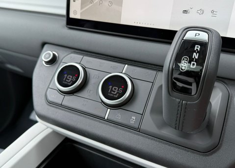 Land Rover Defender 90 3.0 D250 MHEV X-Dynamic SE SUV 3dr Diesel Auto 4WD Euro 6 (s/s) (250 ps) 19
