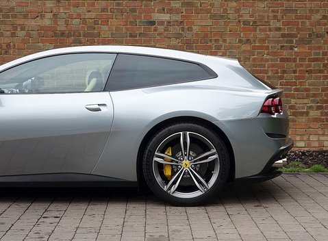 Ferrari GTC4 Lusso 9