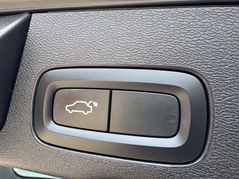 Volvo XC60 2.0 B4 MHEV Momentum Auto AWD Euro 6 (s/s) 5dr 42