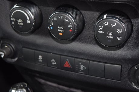 Jeep Wrangler Sahara Unlimited Edition Auto 25
