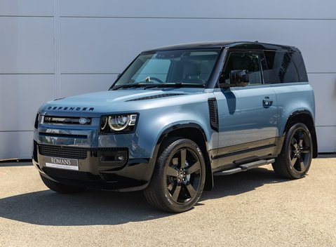 Land Rover Defender 90 D300 X-DYNAMIC HSE 2