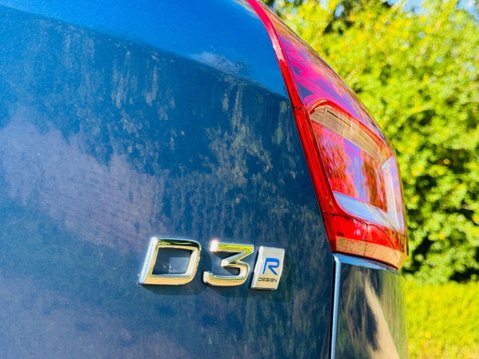 Volvo XC40 2.0 D3 R-Design SUV 5dr Diesel Auto Euro 6 (s/s) (150 ps) 13