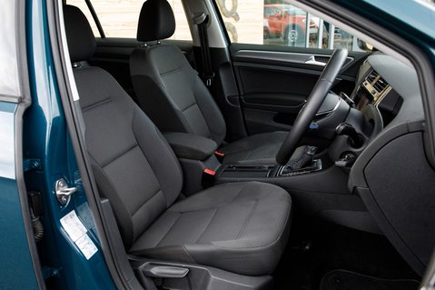 Volkswagen Golf E-GOLF 34