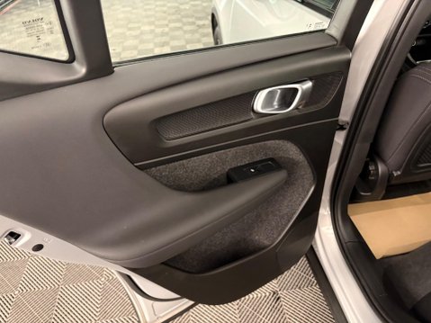 Volvo XC40 2.0 B3 MHEV Plus Dark DCT Auto Euro 6 (s/s) 5dr 33