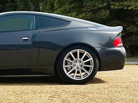 Aston Martin Vanquish V12 S 10