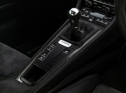 Porsche Cayman GT4 (718) 19