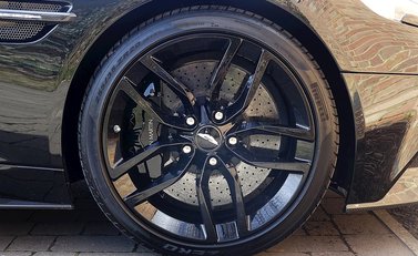 Aston Martin Vanquish Carbon Edition 17