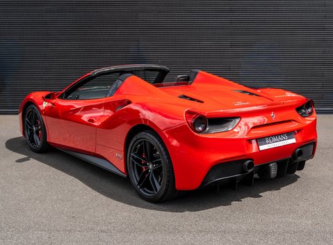 Ferrari 488 SPIDER 4