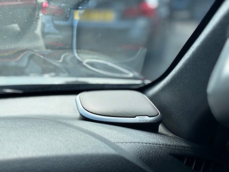 Toyota Hilux 2.8 D-4D Invincible X Pickup Double Cab 4dr Diesel Auto 4WD Euro 6 (204 ps) 28