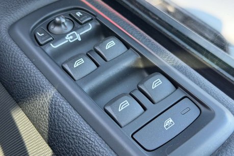 Land Rover Discovery 3.0 Discovery HSE SDV6 Auto 4WD 5dr 65