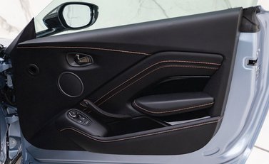 Aston Martin V8 Vantage 18