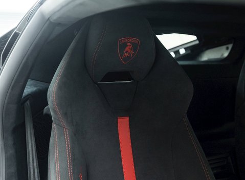 Lamborghini Huracan LP640-4 Performante 11