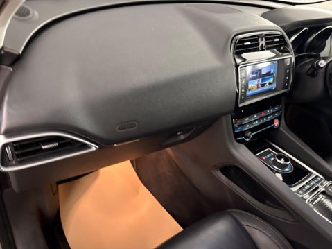 Jaguar F-Pace 2.0 D180 Prestige SUV 5dr Diesel Auto AWD Euro 6 (s/s) (180 ps) 29