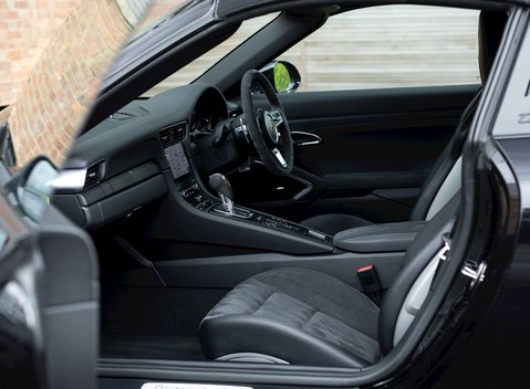 Porsche 911 Targa 4 GTS (991.2) 17