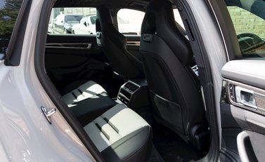 Porsche Panamera Turbo Sport Turismo 14