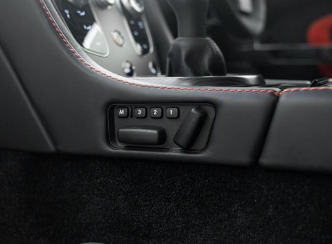 Aston Martin V12 Vantage S 29