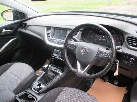 Vauxhall Grandland X 1.2 Turbo SE Euro 6 (s/s) 5dr 17