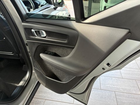 Volvo XC40 2.0 B4 MHEV Plus Dark DCT Auto Euro 6 (s/s) 5dr 11