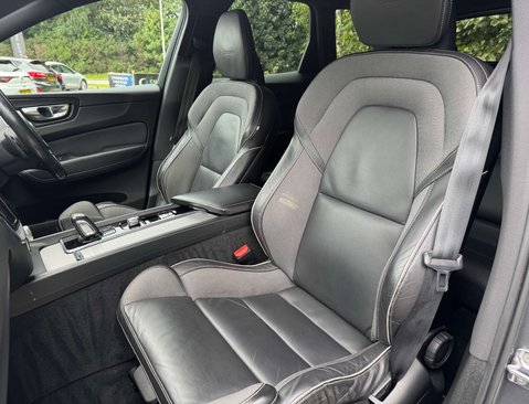Volvo XC60 2.0 XC60 R-Design B5 MHEV Auto 5dr 37