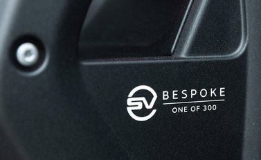 Land Rover Defender 90 V8 Bond Edition 18