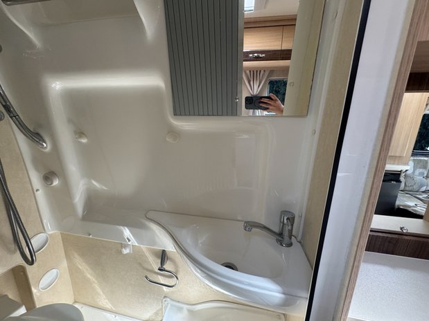 Auto-Sleepers Kingham 2 Berth|2 Belts|French Bed|Shower|Toilet|Wifi Capability|Vanlux 19
