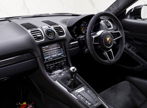 Porsche Cayman GT4 (718) 13