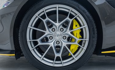 Aston Martin Vantage 007 Edition 10