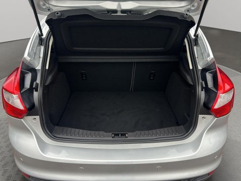 Ford Focus 1.6 Titanium Navigator Powershift Euro 5 5dr 9