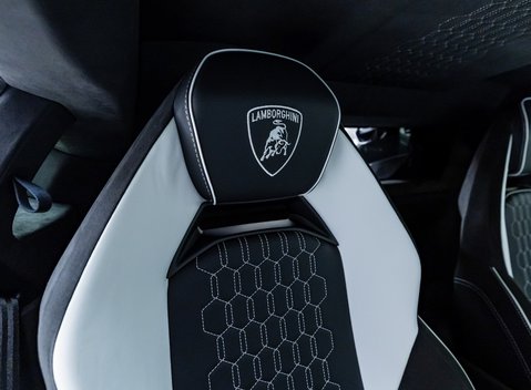 Lamborghini Revuelto 16