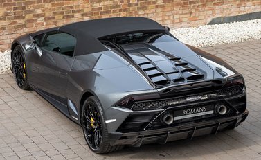 Lamborghini Huracan Spyder LP640-4 EVO 10