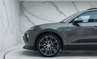 Porsche Macan 4 Electric 36