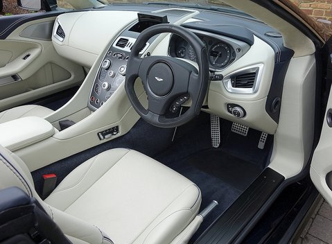 Aston Martin Vanquish Volante 19