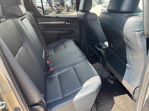Toyota Hilux INVINCIBLE X 4WD D-4D DCB 45