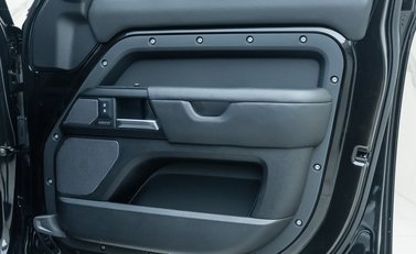 Land Rover Defender 110 V8 Bond Edition 32