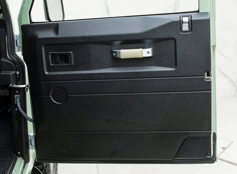 Land Rover Defender 110 Heritage 21