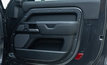 Land Rover Defender 90 V8 P525 26