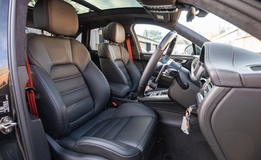 Porsche Macan Turbo 12