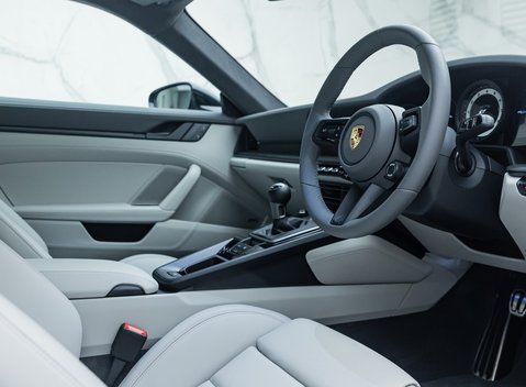 Porsche 911 Carrera GTS (992) 11