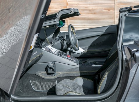 Lamborghini Aventador S LP740-4 Roadster 15