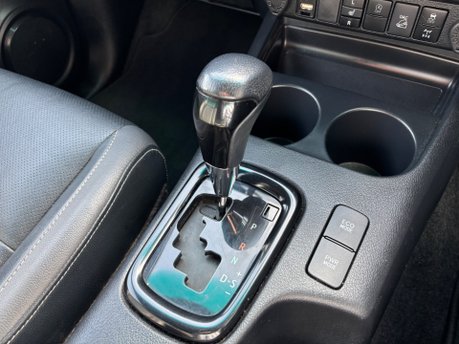 Toyota Hilux 2.8 D-4D Invincible X Pickup Double Cab 4dr Diesel Auto 4WD Euro 6 (204 ps) 35