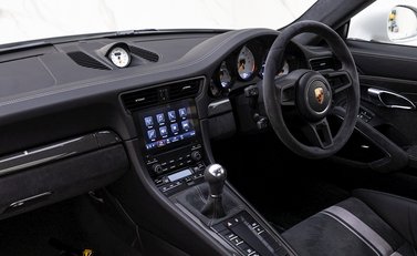Porsche 911 GT3 (991.2) 13