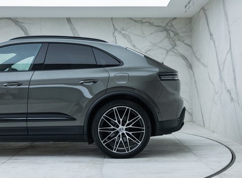 Porsche Macan 4 Electric 37